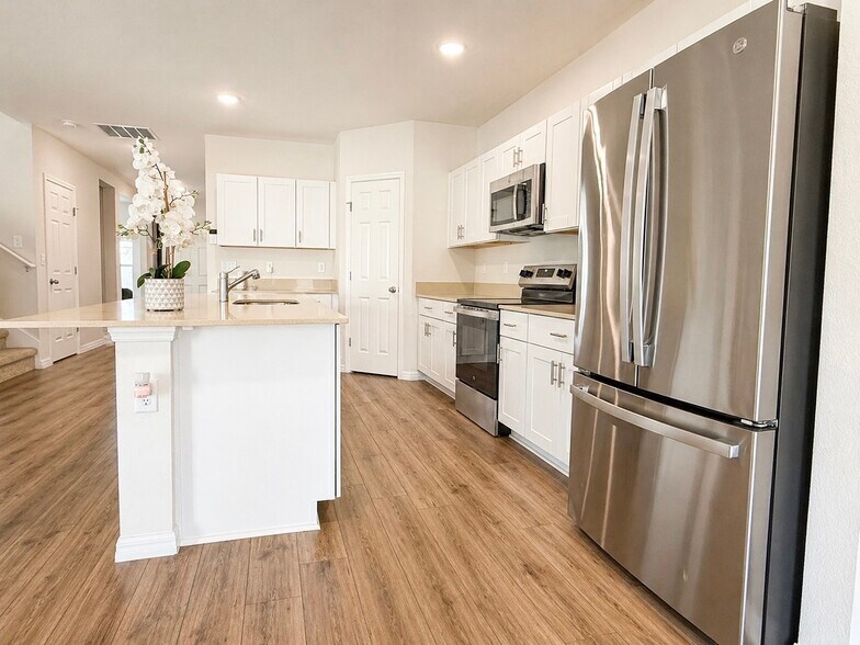 Building Photo - 1305 Current Pl