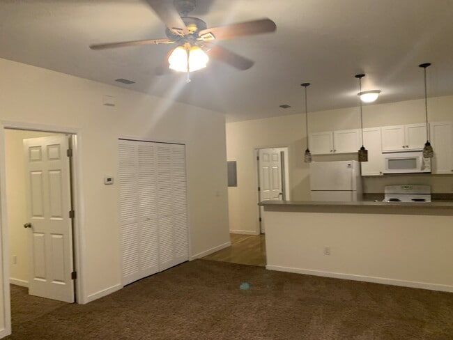 Building Photo - Historic Lincolnville Roommate-Ready Apartment!