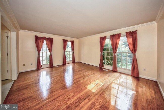 Building Photo - 210 King Johns Ct