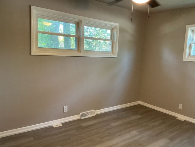 Building Photo - 3 Bedroom Single Family Home
