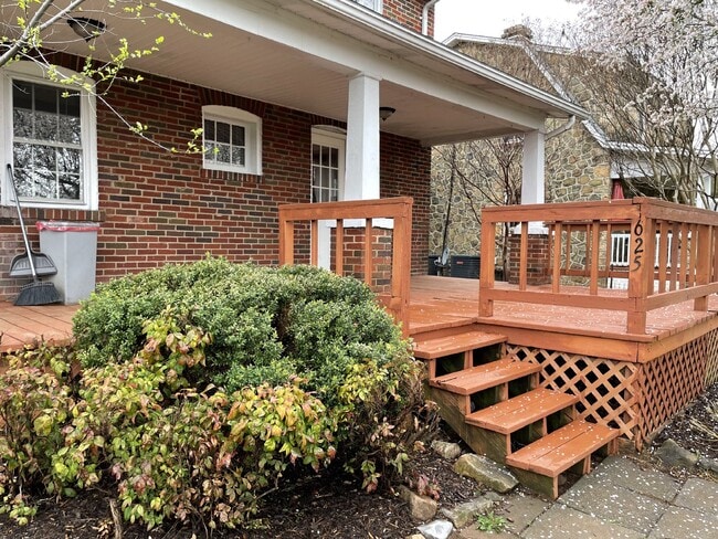 Building Photo - "Charming 3-Bed Home with 1.5 Baths in Fro...