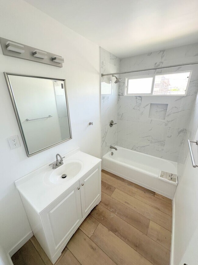 Building Photo - Gorgeous 2bd/1ba with washer/dryer and parking!