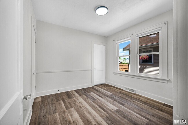 Building Photo - 1413 W Gilbert Ave