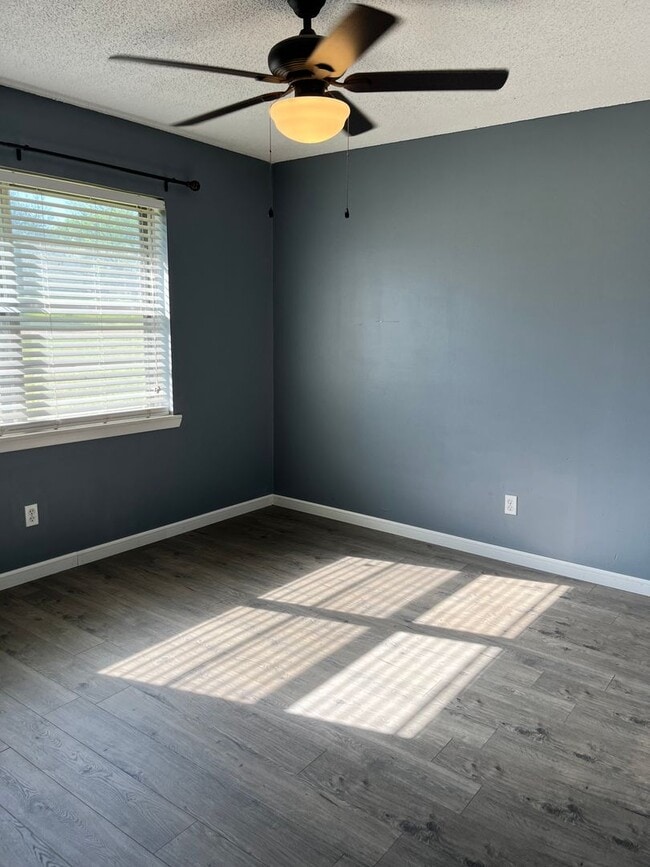 Building Photo - 3 Bedroom 2 Bathroom House in Genoa School District!