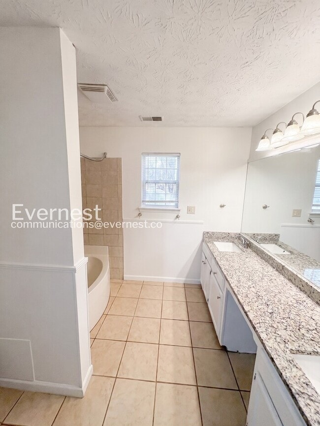 Building Photo - Spacious  Home with Deck, Patio, and Garage! / 3 Bed, 2 Bath / Available now!