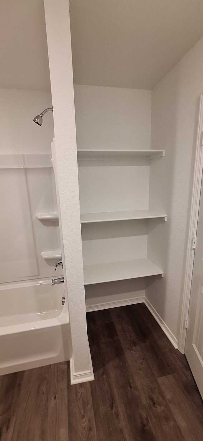 Building Photo - 38 10 Point Ln