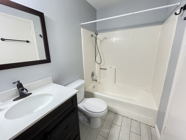 Building Photo - ***Move in Special*** Lovely Condo Available in Vista!