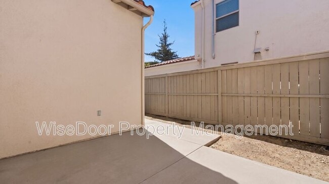 Building Photo - 1087 Waterfall Way