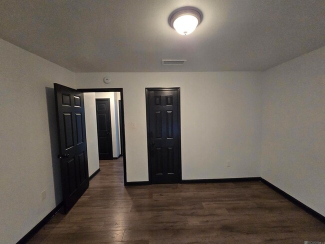 Building Photo - 947 Grebe St