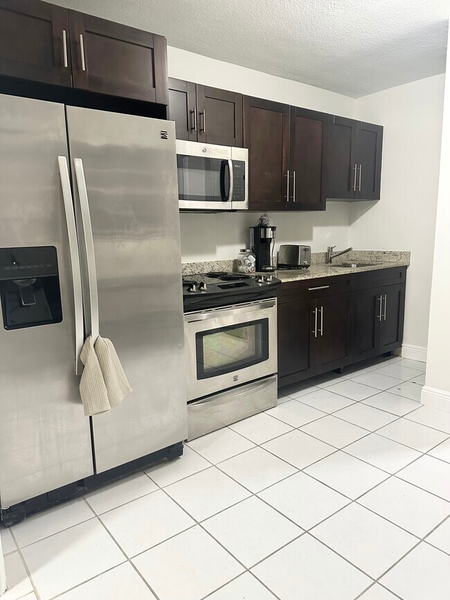 Full kitchen - 6859 SW 42nd Terrace