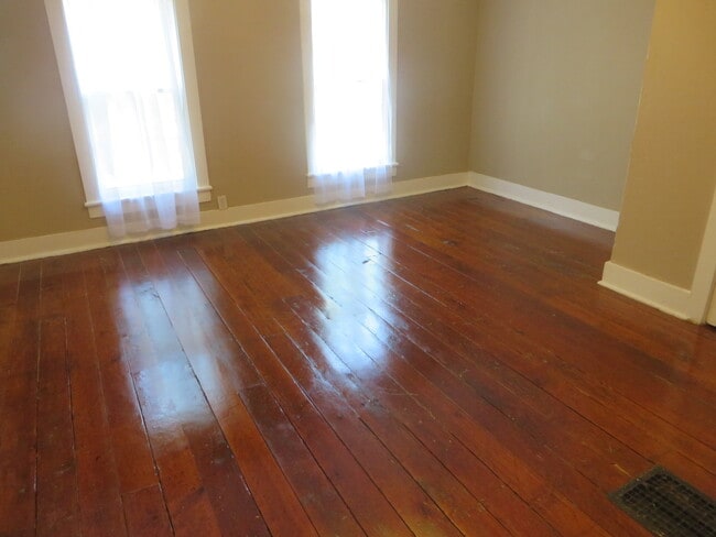 Building Photo - Two Bedroom Home with a bonus room/3rd bedroom in Historic District (Williams-Woodland Historic P...