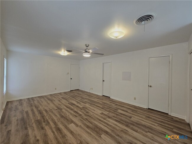 Building Photo - 1401 W Ave B