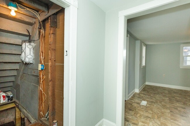 Building Photo - 2 Bed, 2 Bath Farmhouse-Style Home in Kear...