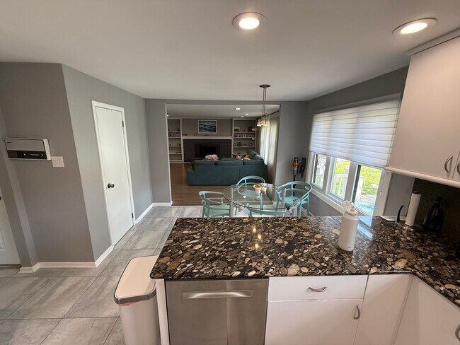 Building Photo - Large House in Cherry Hill East for Rent