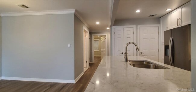 Building Photo - 81 Secatogue Ave