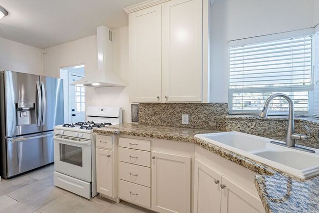 Building Photo - Fully Remodeled 3 Bed 2 Bath + Workshop wi...