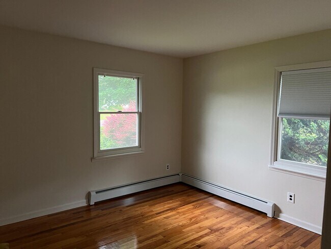Building Photo - 490 Schoolhouse Rd