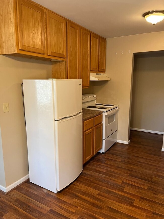 Building Photo - 2 Bedrooms, 1.5 bath w/ Carport