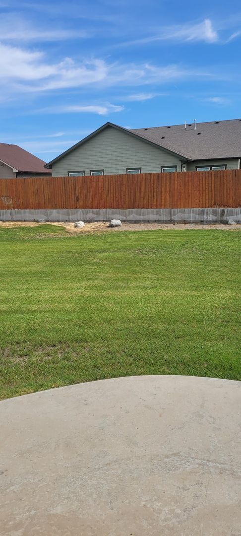 Building Photo - Cozy home on large lot w/fenced backyard