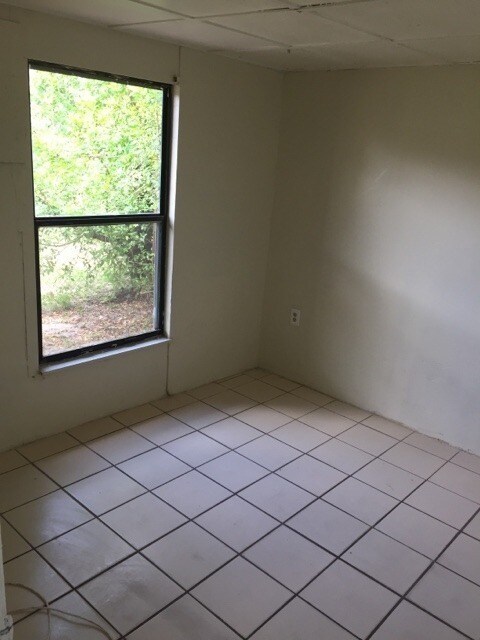 Building Photo - 3-2 House with Central air and carport !