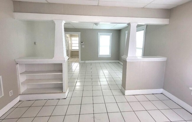 Building Photo - 2.0 bedroom in St. Petersburg Florida 33705