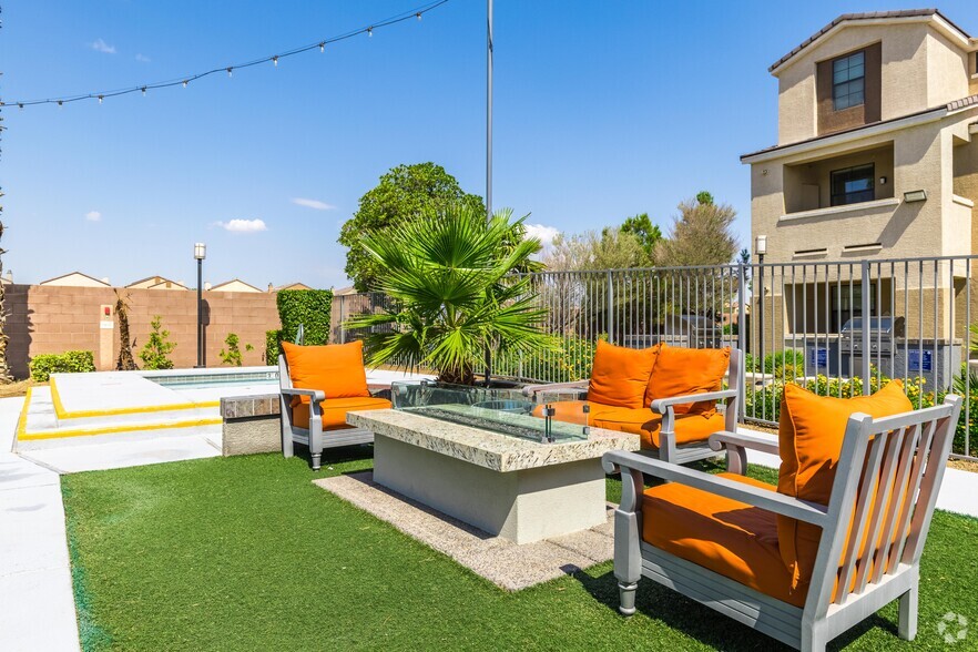 Resort-Style Pool with Cabanas - EVERETT APARTMENT HOMES