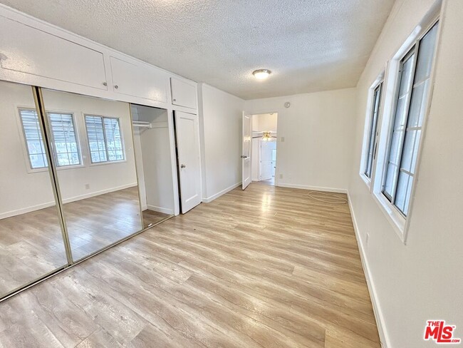 Building Photo - 288 1/2 S Coronado St
