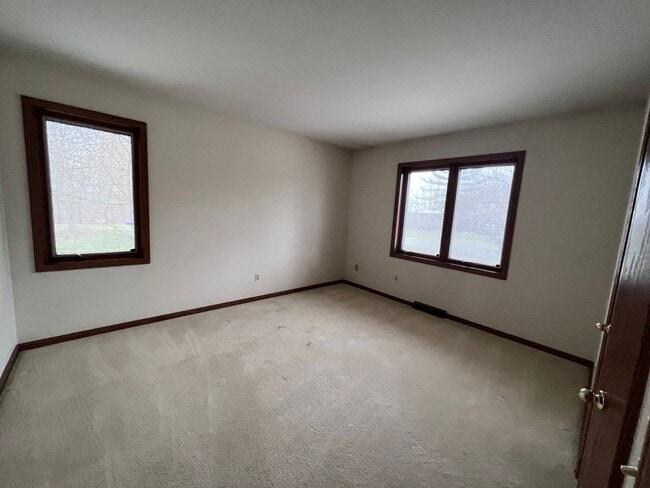 Building Photo - Large Home in Forest Hills School District