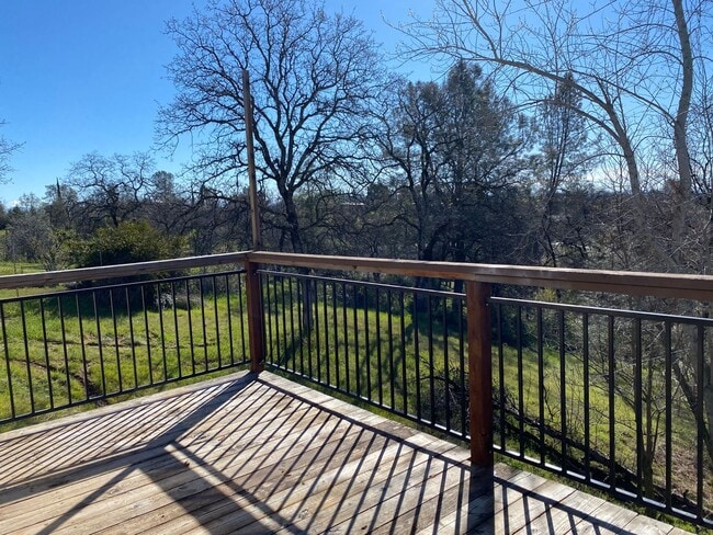 Building Photo - Well maintained home on 1.14 acres - Landscaping included!