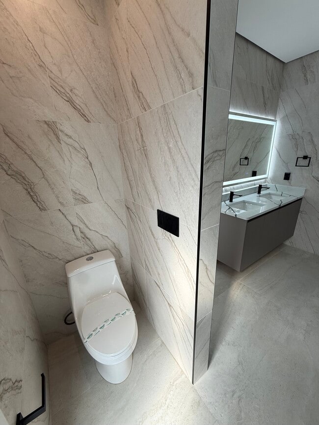 Building Photo - 5380 Oakbourne Ave