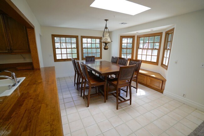 Building Photo - Old Orchard 1 - 4 Bedroom Home in Valencia!