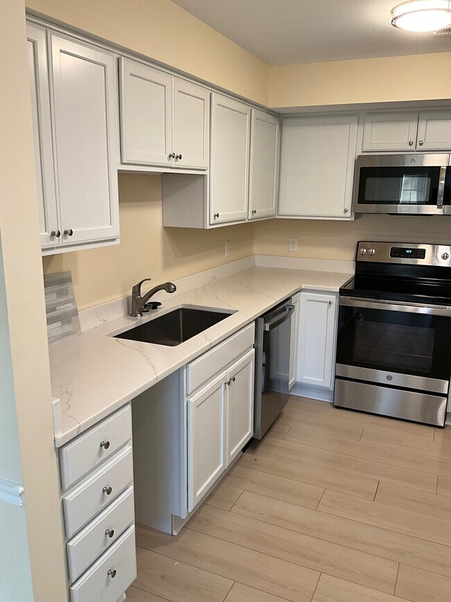 Building Photo - 1300 Cedarwood Dr