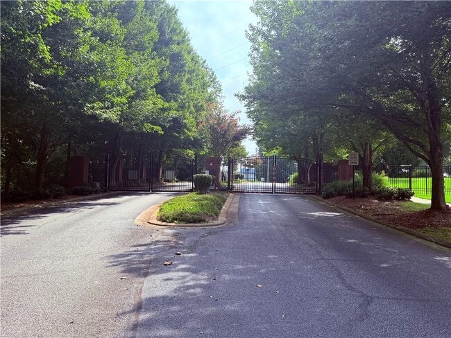 Building Photo - 111 Primrose Dr