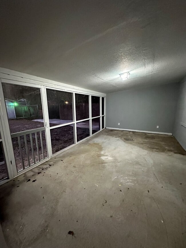 Building Photo - All Brick 4 bedroom 2 bath Northside Rental!