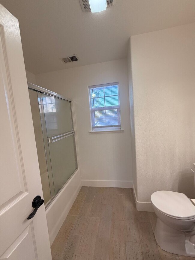 Building Photo - Come check out this lovely 3 bedroom 3 bath home Conveniently located near the Marlow Shopping ce...