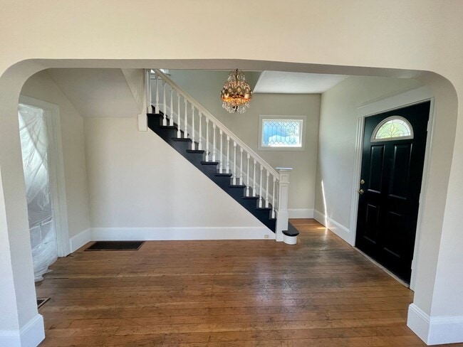 Building Photo - 4 Bed 1.5 Bath 1758sqft - Historic Charm with Renovations and so Much More!
