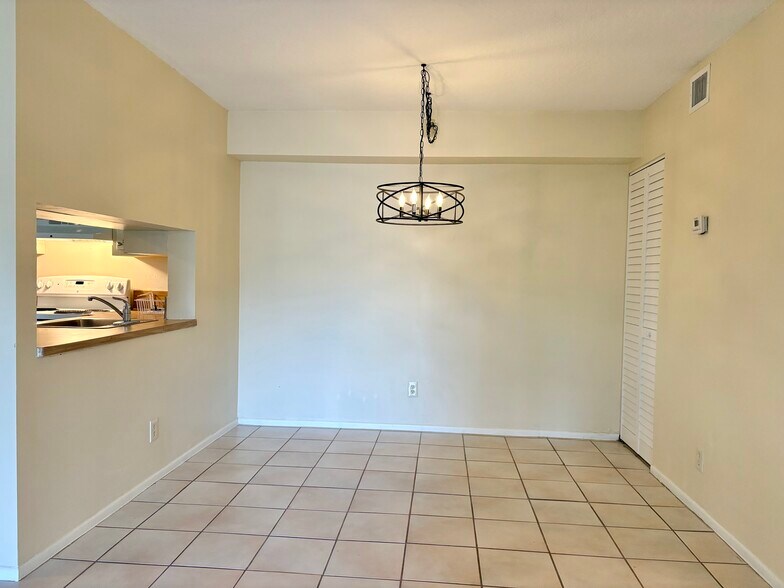 Building Photo - 2717 S Oakland Forest Dr