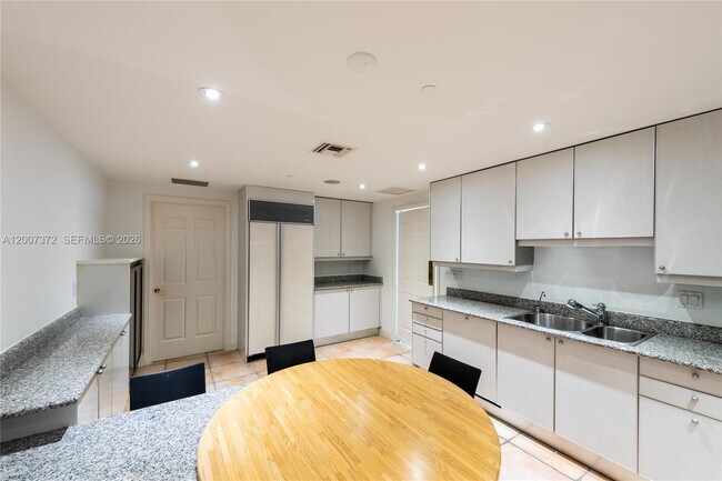 Building Photo - 1643 Brickell Ave