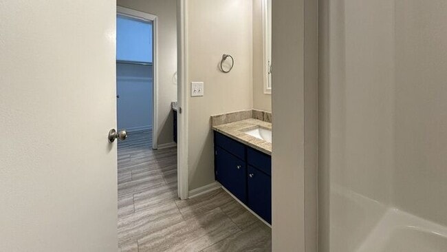 Building Photo - 2 bed / 1 bath ~ Just off of HWY 61