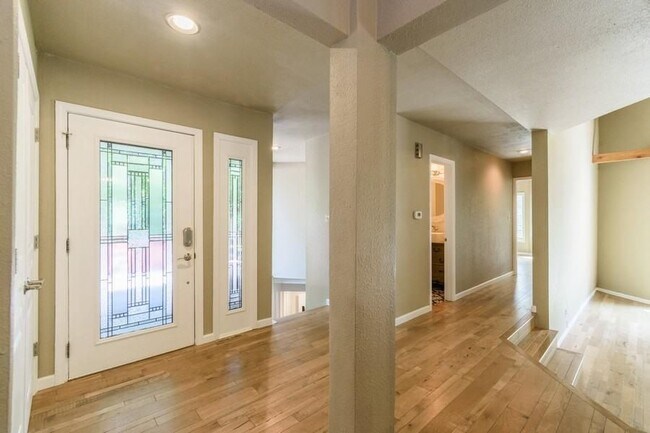 Building Photo - 4702 Dover Dr