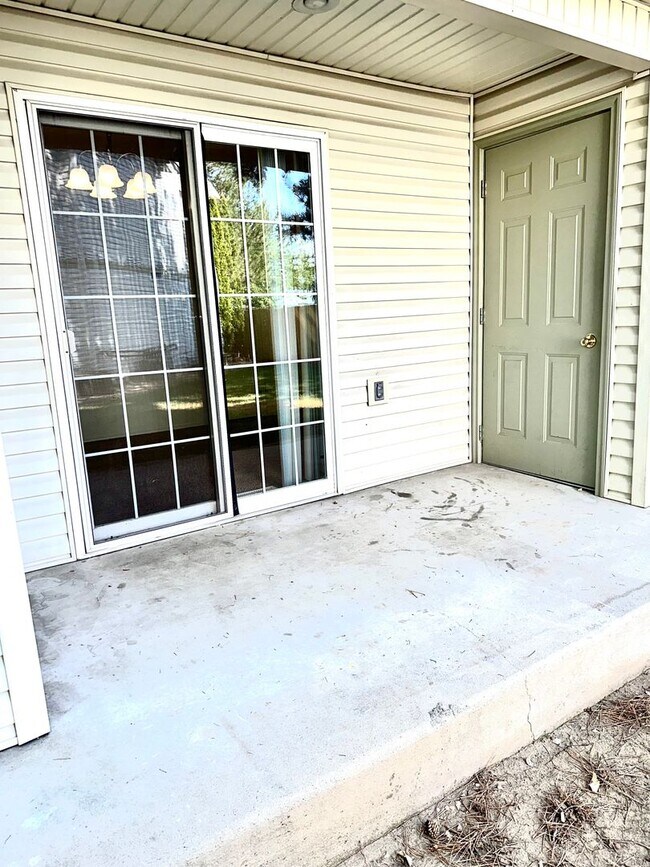 Building Photo - Love where you live in this 2 bedroom 2 bathroom 1st floor apartment!