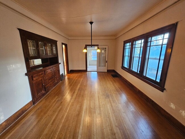 Building Photo - Beautiful Home on South Hill