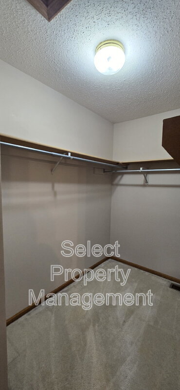 Building Photo - 3120 Pinoak Ct