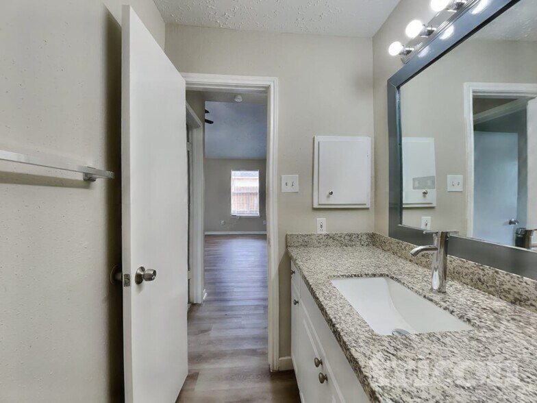 Building Photo - 2013 Greenwood Dr