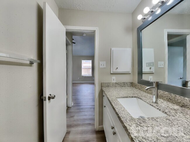 Building Photo - 2013 Greenwood Dr