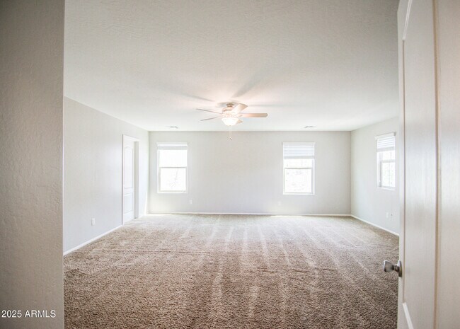 Building Photo - 4068 E Devon Dr