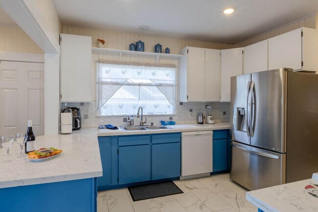 Building Photo - 640 S Columbia St