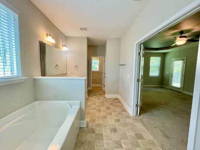 Building Photo - Beautiful 2 Story Home In Bridgeport North...