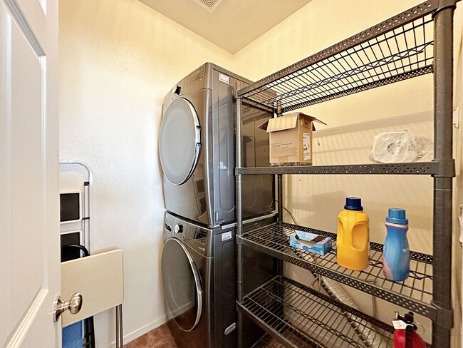 Building Photo - FULLY FURNISHED 1 BEDROOM CONDO IN GATED C...