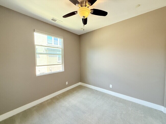 Building Photo - Modern Comfort Awaits: Spacious 3-Bed, 3.5...